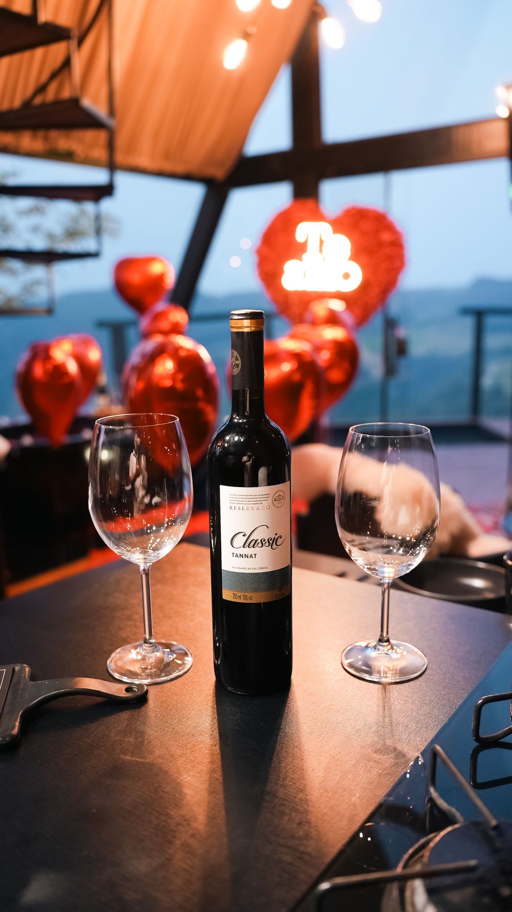 Elegant wine setup with heart balloons, perfect for a romantic evening in Urubici, Brazil.