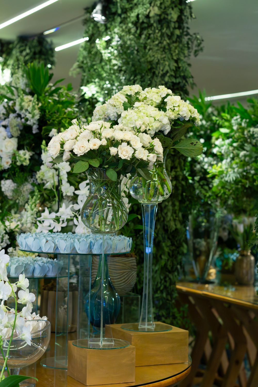 Luxurious wedding floral displays with hydrangeas and greenery in São Paulo, Brazil.