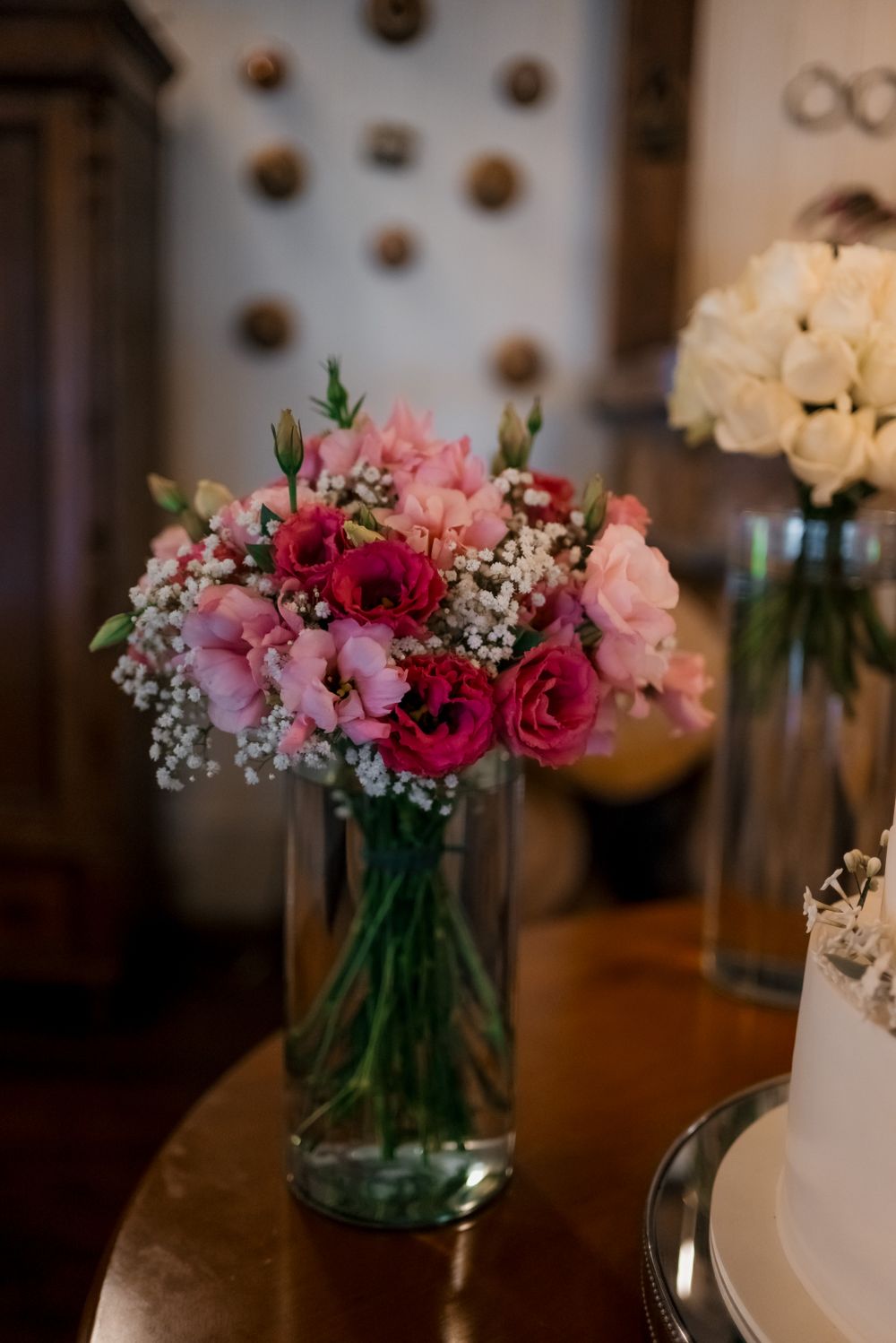 Eit vakkert arrangement av rosa og kvite blomar i ein vase, Perfekte til bryllaup eller romantiske stillingar.