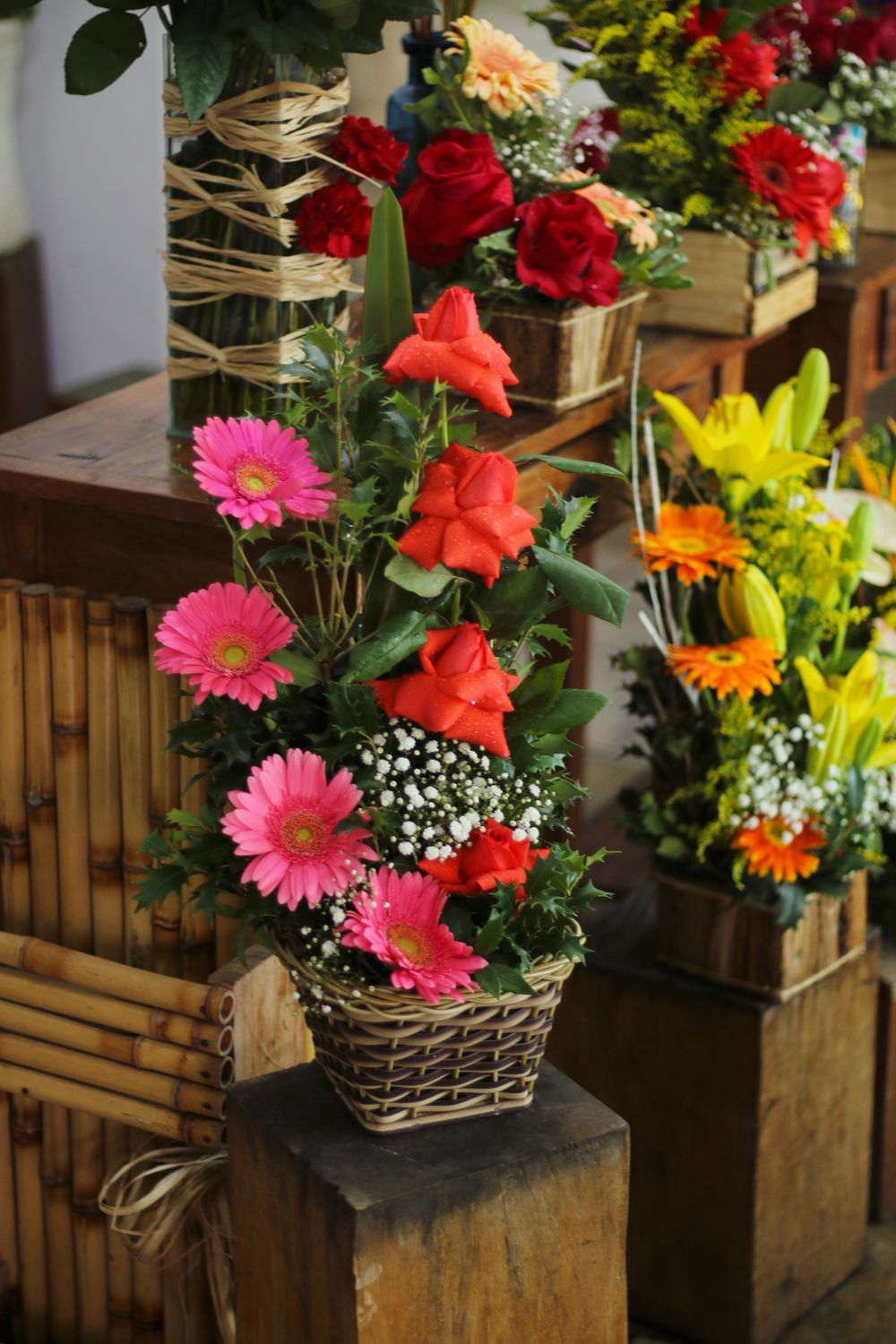 Beautiful floral arrangement with roses and daisies in a basket, ideal for decoration.